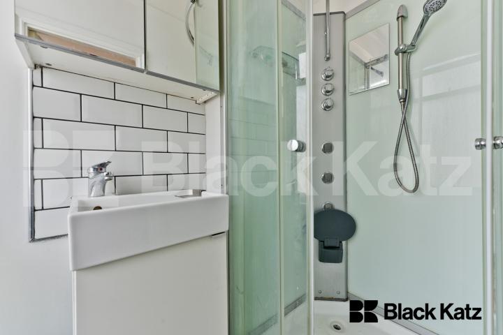 Modern Studio With Terrace & all Bills Included Lavender Hill , Clapham Junction 